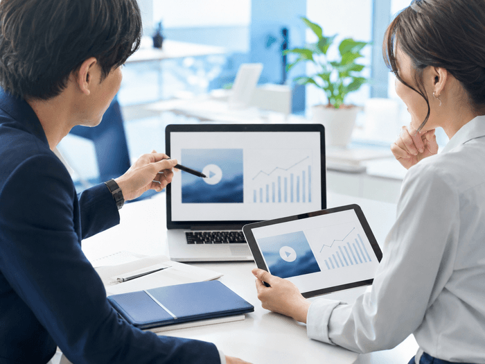 動画配信後の反応を確認し改善を検討する様子