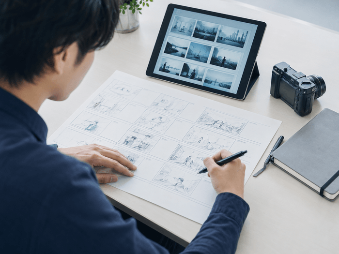 絵コンテを確認しながら動画の構成を設計する様子